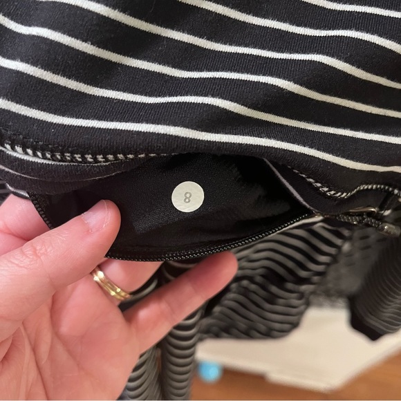 Lululemon Base Runner 1/2 Zip Parallel Stripe Black White / Black Jacket Size 8 - Picture 8 of 8